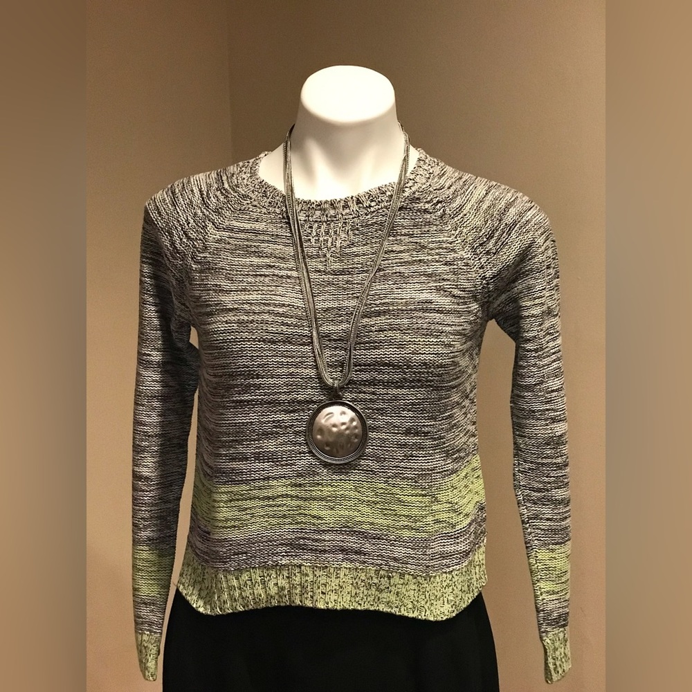 Roxy girl sweater Size L Sweater is slightly Shorter in the front.